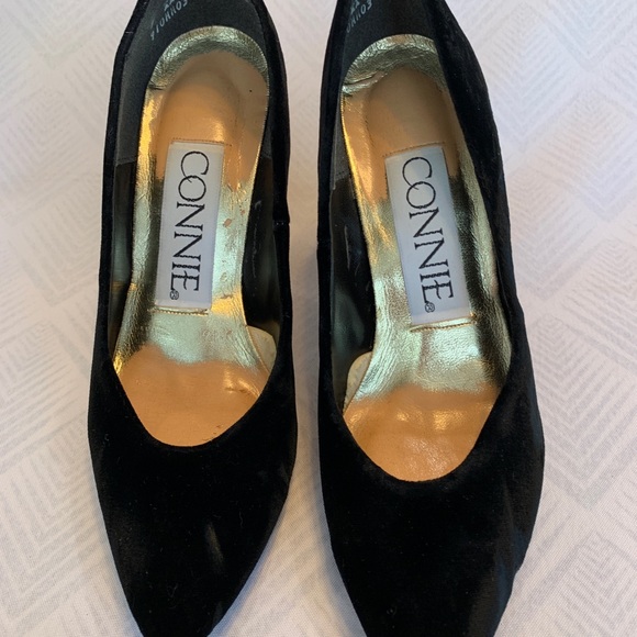 Connie Black Velvet Pumps. Size 7. - Picture 4 of 7